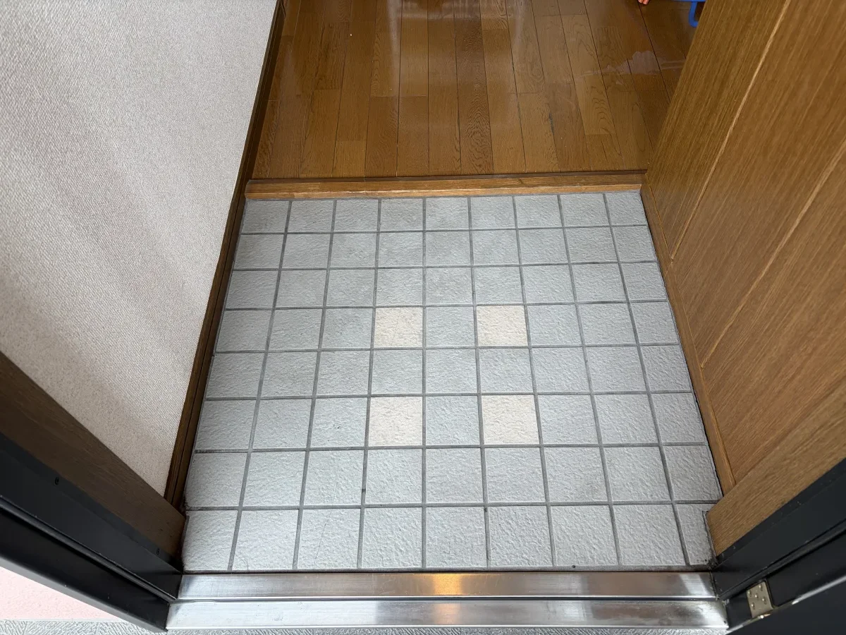 玄関タイルの洗浄 作業後